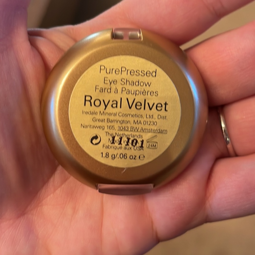 Jane Iredale Royal Velvet eyeshadow - Picture 3 of 4